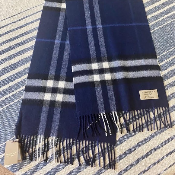 Burberry Other - BNWT Burberry Classic Check Cashmere Scarf